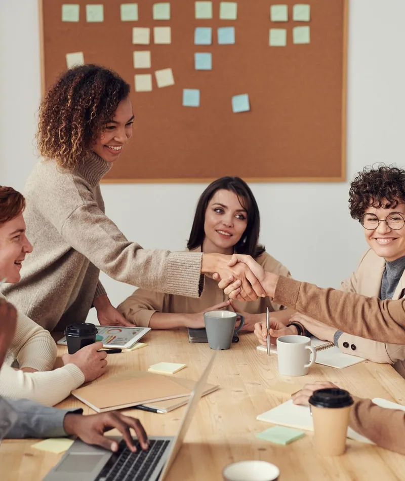 Unternehmer*innen beim Netzwerken in der Region Regen